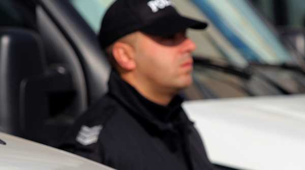 Побой на полицаи в Пловдив, арестувани са мъж и жена