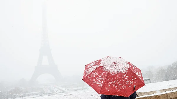 Отмениха 140 полета в Париж заради сняг