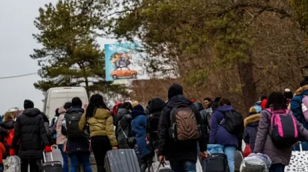 Над 60 000 бежанци трябва да бъдат преместени до края на май, а има места за 33 000