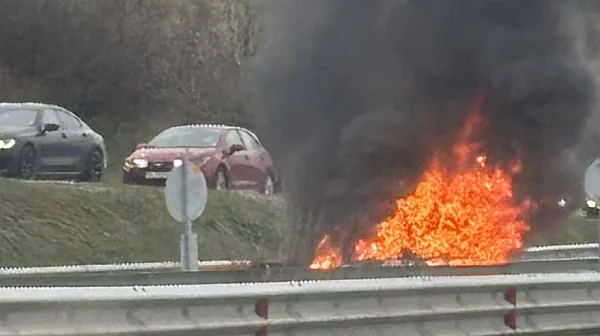 Кола изгоря напълно край Владая, километрично задръстване към Перник