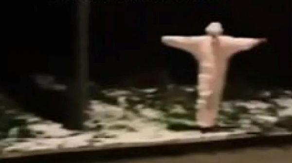 Призрак на пътя: Младеж стряска шофьори с чаршаф и скафандър