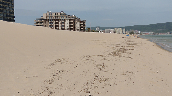 Прекратиха разкопаването на плажа Аурелия край Равда