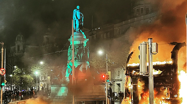 След тежкото нападение: Хаос в центъра на Дъблин, градът гори /видео/