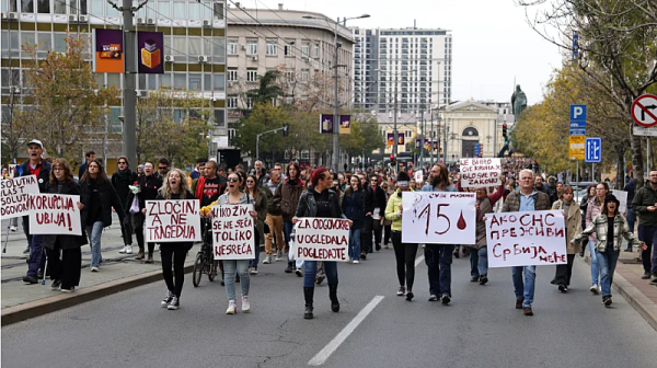 Хиляди демонстрират на протест в Нови Сад: „Затвор! Затвор!“ след трагедията с падналата козирка