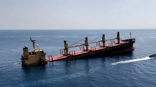 Кораб, потопен от хутите, застрашава околната среда в Червено море