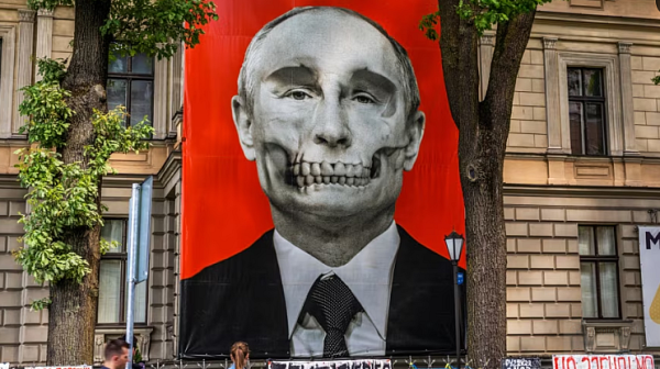 Историята на плаката „черепа на Путин“ пред руското посолство в Рига