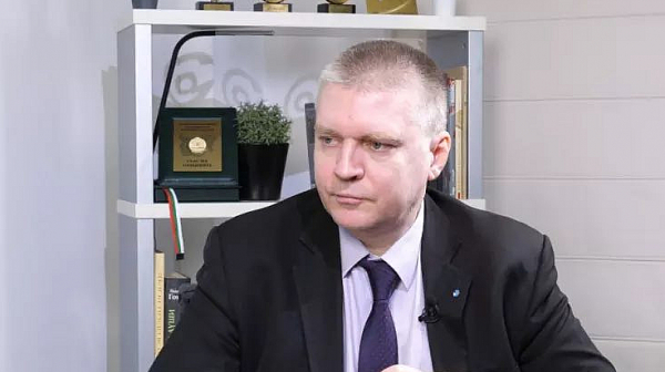 Аламанов: Щеше да е подозрително, ако Радев беше пришпорил втория мандат