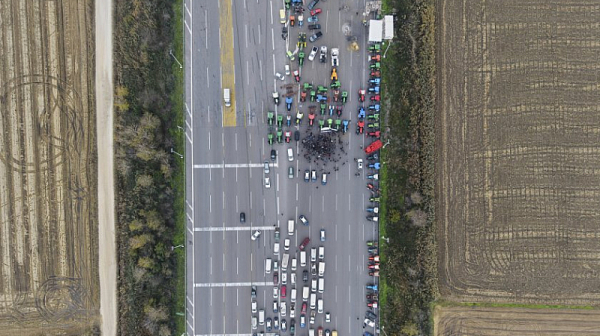 Гръцките фермери блокираха „Кулата – Промахон“; вече не пускат и леки коли