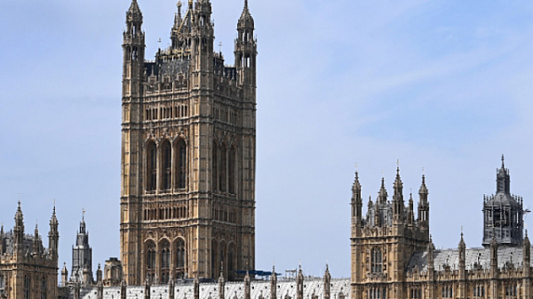 Откриха следи от кокаин на 11 места в британския парламент