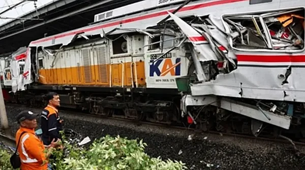 14 загинали и десетки ранени при влакова катастрофа в Индонезия