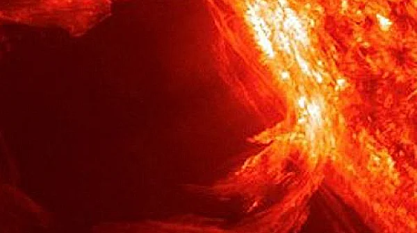 Геомагнитна буря достигна Земята, очакват се смущения в системите