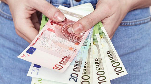 Чехия поема 80% от заплатите на работещи