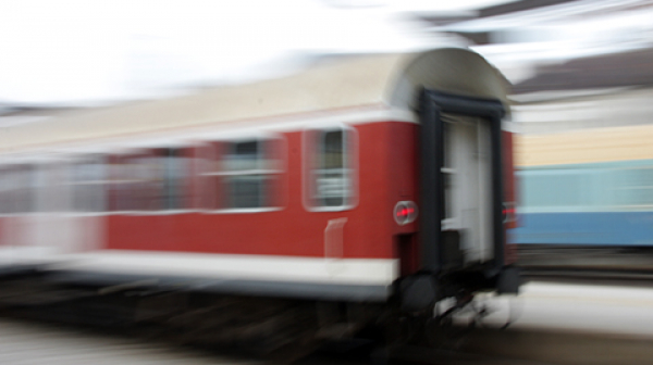Пътнически влак дерайлира до Кърджали