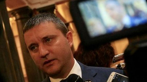 Само във Фрог: И Горанов като Еврото с „Осемте джуджета“, подозират, че заведението е опасано с руски „слушалки“