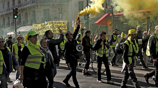 Полицията разгони ”жълтите жилетки” със сълзотворен газ в Париж