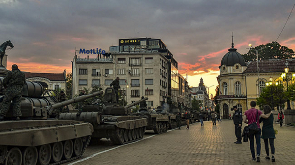 Танкове, а не тирове на жълтите павета: Не подритвайте армията