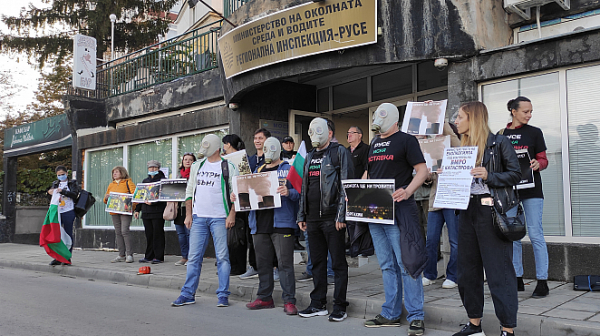 Русенци на протест пред РИОСВ: Не можем да ви дишаме!