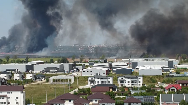 Огромен пожар бушува край Букурещ, видимостта в района е намалена /видео/