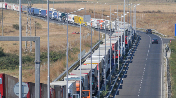Камарата на превозвачите: Хаосът на ГКПП „Дунав мост“ при Русе става все по-голям