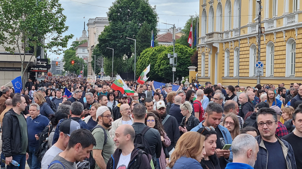 Протестът пред „Дондуков“ 2 се превърна в шествие, гражданите искат импийчмънт на Радев