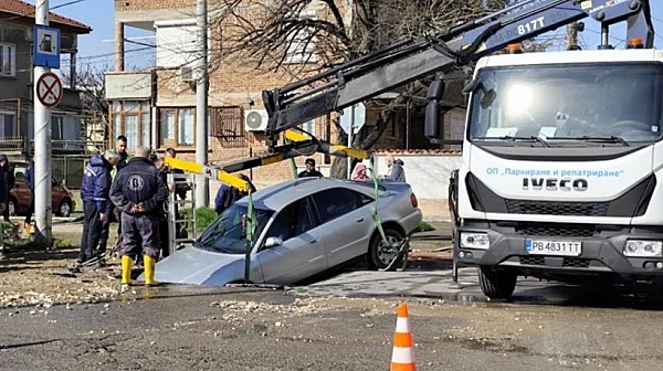 Кола пропадна в огромна дупка след ВиК авария в пловдивски квартал