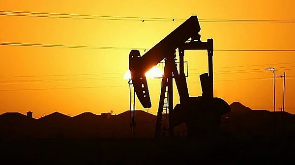 Петролът скочи с 10% за часове: Пазарът се готви за 100 долара