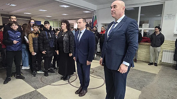 Кметът Пенчо Милков награди отличници от Спортното училище на патронния им празник