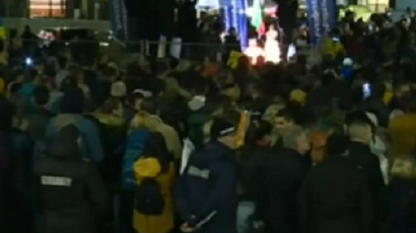 Протестиращи обградиха БНТ и барикадираха изход заради Йордан Цонев