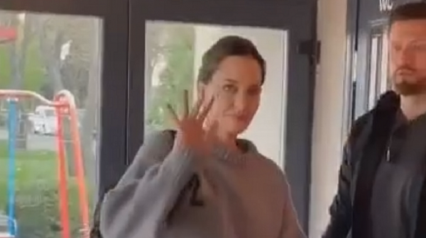 Анджелина Джоли пристигна в обстрелвания Лвов
