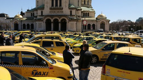 Таксиджии пред Фрог: Забраниха ни да участваме в протестите, заплашиха, че ще ни вземат колите