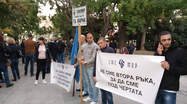 Полицаи на протест в Пловдив и Бургас