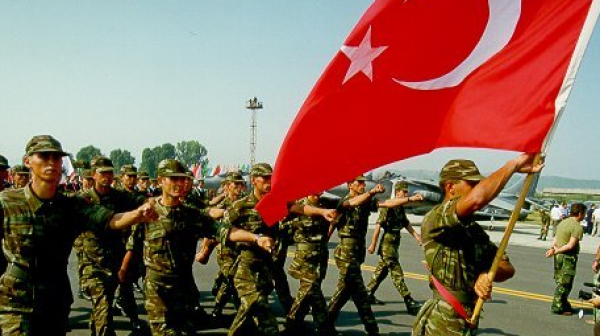 Турция трупа военни на границата със Сирия