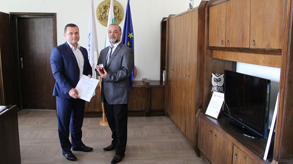 Доайенът на русенската духова музика Димчо Рубчев получи златна значка от кмета