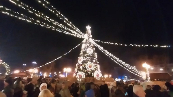 Коледната елха грейна и в град Перник