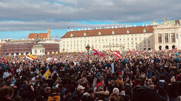 Протест срещу пълния локдаун във Виена