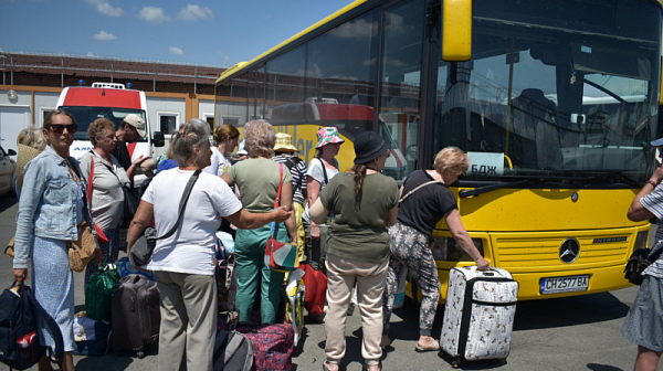 Извозват украинците от буферния център в Елхова към бази в страната