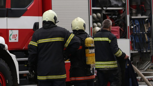 Пожар бушува в голям търговски център в Гоце Делчев