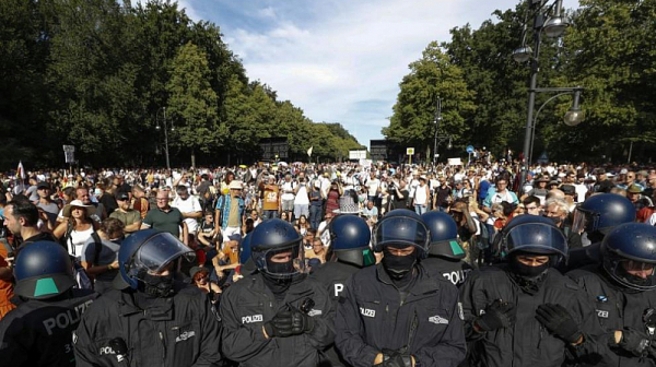Повече от 300 арестувани по време на протест в Берлин