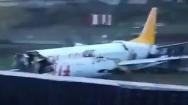 Самолет с пътници катастрофира на летище в Истанбул