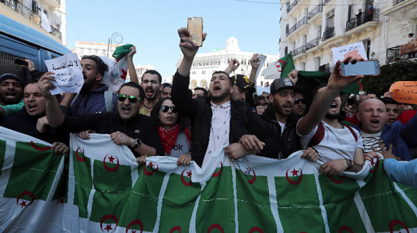 В Деня на революцията алжирците подновиха протестите срещу управляващия елит