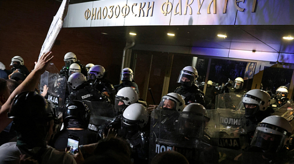 С бомби и сълзотворен газ сръбската полиция прогони протестиращи в Нови Сад
