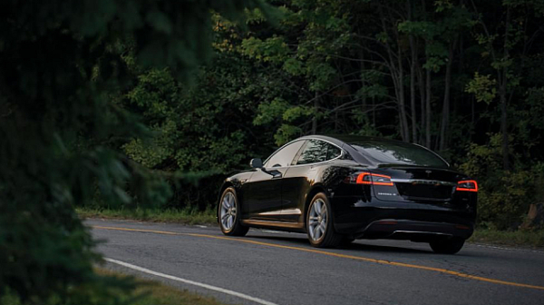 Tesla започва тестове на безпилотни роботизирани таксита