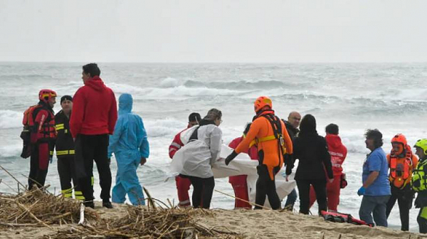 58 достигна броят на мигрантите, загинали в морето край Калабрия