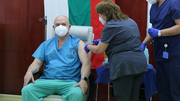 Ген. Мутафчийски предлага мобилни екипи и ваксинационни центрове на две смени до 22 часа
