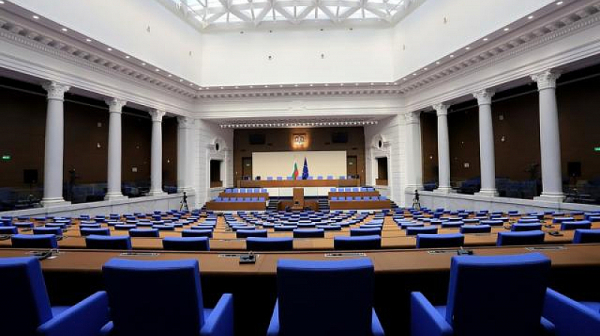 Депутатите заседават извънредно: Бюджет 2024 г. влиза на първо четене