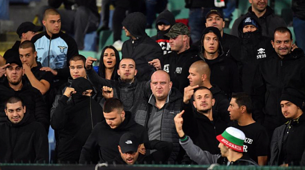 Задържаха петима фенове за расистките знаци на мача България-Англия