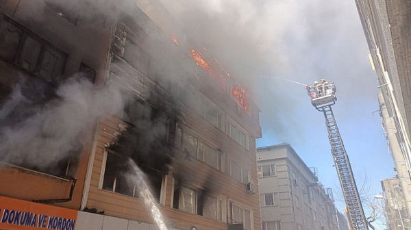 Огнен ад в цех в Истанбул, има блокирани работници