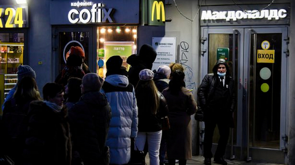 Кметът на Москва обеща „познато меню“ в заместващите McDonald’s заведения
