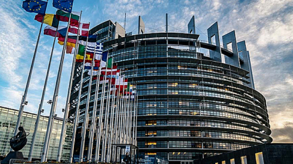 „Файненшъл таймс”: ЕС обмисля да спре споразумението с Русия за облекчен визов режим