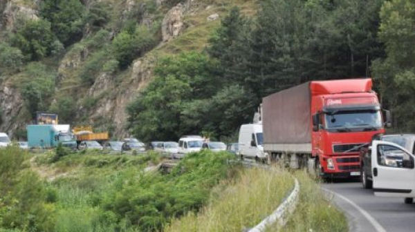 Камион се запали на АМ ”Хемус”, движението към София е затруднено